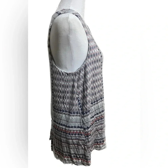 Tart medium sleeveless top, cutout back - Picture 2 of 5